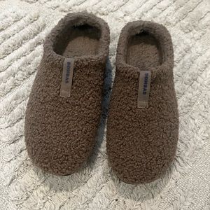 Bombas…Women’s slippers size 10 gently used